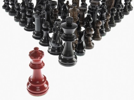 Black chess pieces with opposing queen. Photo : David Arky