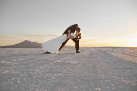 Groom kissing bride in desert. Photo : FBP