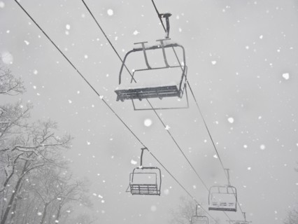 Ski lift in snow. Photo : Johannes Kroemer