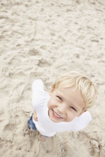 Boy (4-5) looking at camera and smiling. Photo : Momentimages