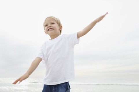 Boy (4-5) playing on beach. Photo : Momentimages