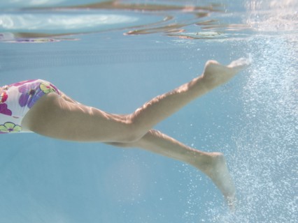 USA, New York, Girl (10-11) in swimming pool. Photo : Jamie Grill Photography