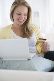 USA, New Jersey, Jersey City, Attractive young woman online shopping. Photo : Jamie Grill