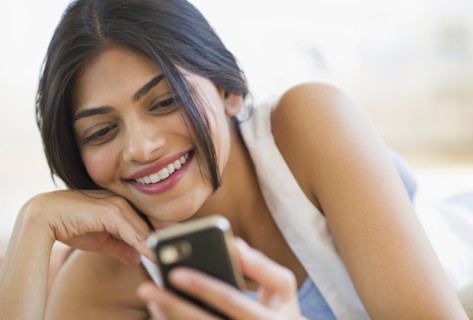 USA, New Jersey, Jersey City, Close-up view of young attractive woman text messaging. Photo :