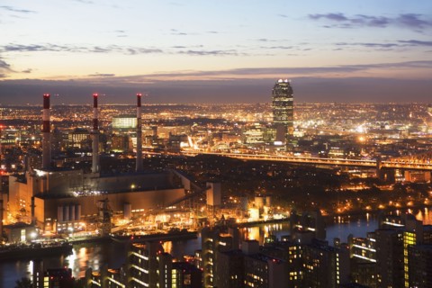 USA, New York, Long Island City, cityscape with power plant. Photo : fotog