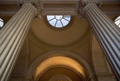 USA, New York City, Metropolitan Museum of Art, low angle view of interior. Photo : fotog