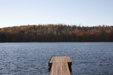 USA, Pennsylvania, Calicoon, Wooden pier at lake. Photo : David Engelhardt