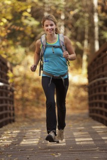 USA, Utah, young woman jogging on footbridge. Photo : Mike Kemp