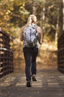 USA, Utah, young woman jogging on footbridge. Photo : Mike Kemp