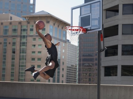 USA, Utah, Salt Lake City, man playing basketball. Photo : Mike Kemp