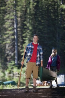 Canada, British Columbia, Fernie, Couple carrying canoe. Photo : Dan Bannister