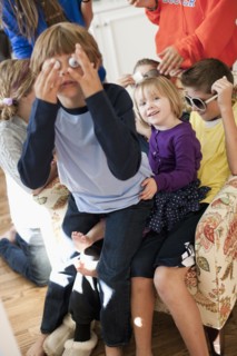 USA, Utah, Portrait of kids (2-3, 6-7, 8-9, 10-11, 10-11) playing in living room. Photo : Tim