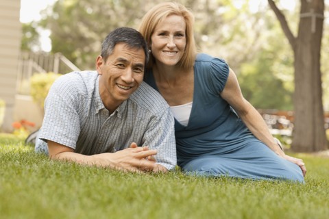 USA, Utah, Provo, Portrait of smiling mature couple sitting on lawn in garden. Photo : FBP