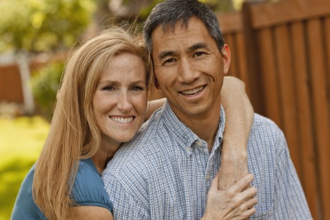 USA, Utah, Provo, Portrait of smiling mature couple in garden. Photo : FBP