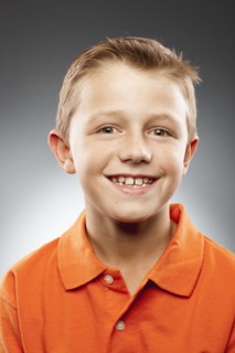 Portrait of boy (8-9) wearing polo shirt and looking at camera, studio shot. Photo : FBP