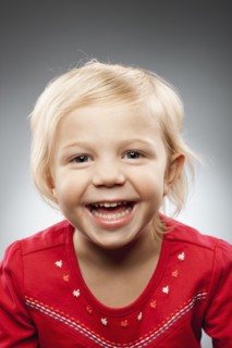 Portrait of happy girl (2-3), studio shot. Photo : FBP