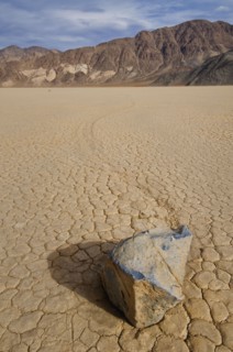 USA, California, Moving rock in desert . Photo : Gary J Weathers