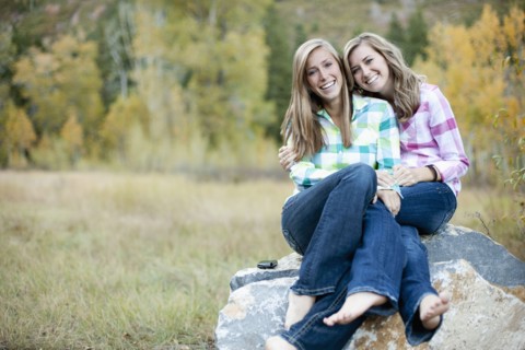 USA, Utah, Sundance, Portrait of two young women sitting on boulder. Photo : FBP