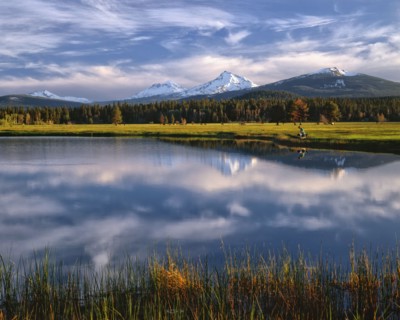 USA, Oregon, Lake with Sisters Mountains in background. Photo : Gary J Weathers