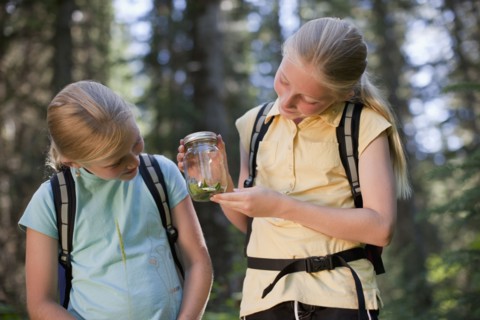 Canada, British Columbia, Fernie, two girls examining animal closed in jar. Photo : Dan Bannister