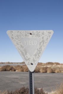 USA, Arizona, Winslow, Old yield sign. Photo : David Engelhardt