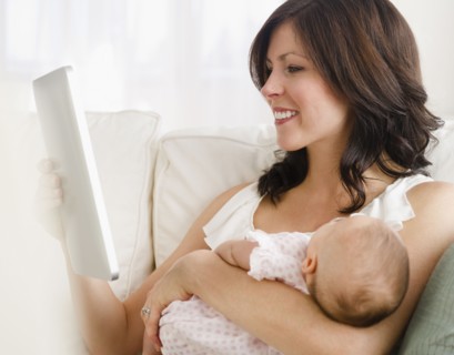 USA, New Jersey, Jersey City, Mother holding baby daughter (2-5 months), reading letter. Photo :