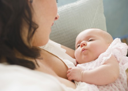 USA, New Jersey, Jersey City, Mother holding baby daughter (2-5 months), reading letter. Photo :