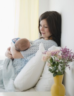 USA, New Jersey, Jersey City, Mother laying in bed with baby daughter (2-5 months). Photo : Jamie