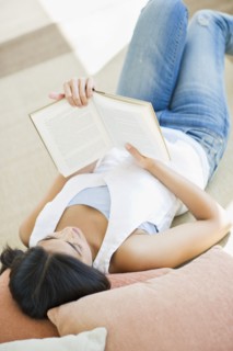 USA, New Jersey, Jersey City, Elevated view of young woman reading book. Photo : Daniel Grill