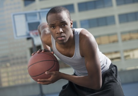 USA, Utah, Salt Lake City, basketball player holding basketball. Photo : Mike Kemp