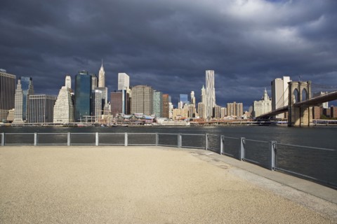 USA, New York City, Manhattan skyline with Brooklyn Bridge. Photo : fotog