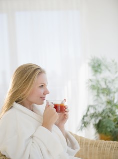 USA, New Jersey, Jersey City, Attractive young woman enjoying cup of tea. Photo : Jamie Grill