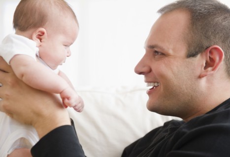 USA, New Jersey, Jersey City, Portrait of father and baby daughter (2-5 months). Photo : Jamie