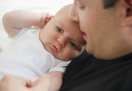 USA, New Jersey, Jersey City, Portrait of father and baby daughter (2-5 months). Photo : Jamie