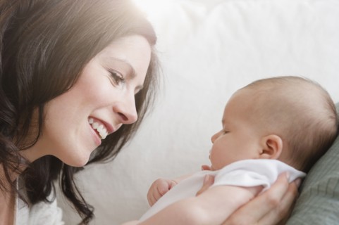 USA, New Jersey, Jersey City, Portrait of mother and baby daughter (2-5 months). Photo : Jamie