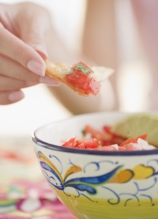 USA, New Jersey, Jersey City, Close-up view of woman's hand eating salad with cracker. Photo :