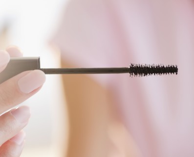 USA, New Jersey, Jersey City, Woman hand holding brush for painting eyelids. Photo : Jamie Grill