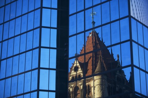 USA, Massachusetts, Boston, old building reflecting in new. Photo : fotog