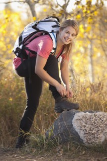 USA, Utah, young woman, woman tying laces in forest. Photo : Mike Kemp
