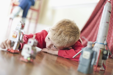 USA, Utah, Boy (6-7) playing on floor. Photo : Tim Pannell