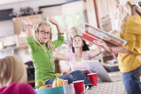 USA, Utah, family portrait of sisters (6-7, 8-9, 12-13, 14-15, 16-17) having fun at table. Photo :