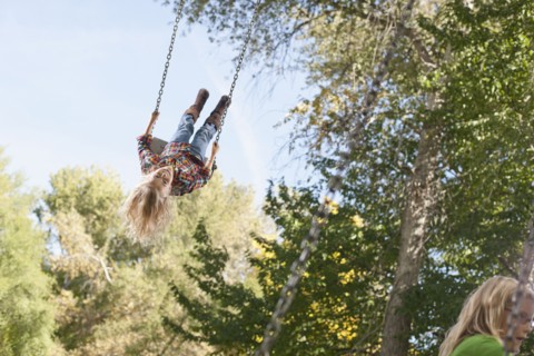 USA, Utah, girl (6-7)swinging on tree swing. Photo : Tim Pannell