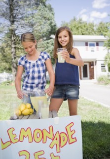USA, New York, Two girls (10-11, 10-11) selling lemonade. Photo : Jamie Grill Photography