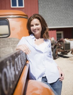 USA, New York, Flanders, Portrait of woman leaning at truck. Photo : Jamie Grill Photography