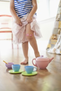 USA, Utah, Girl (2-3) playing on floor. Photo : Tim Pannell