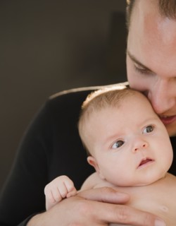 USA, New Jersey, Jersey City, Portrait of father and baby daughter (2-5 months). Photo : Jamie