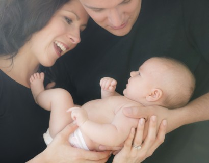 USA, New Jersey, Jersey City, Portrait of family with baby girl (2-5 months). Photo : Jamie Grill