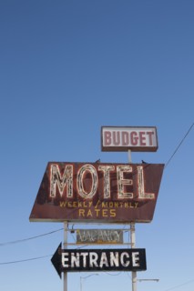 USA, Arizona, Winslow, Old-fashioned motel sign against blue sky. Photo : David Engelhardt