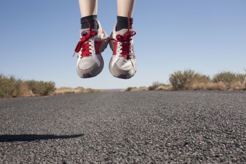 USA, Arizona, Winslow, Human feet in sport shoes jumping. Photo : David Engelhardt