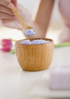 USA, New Jersey, Jersey City, Close-up view of woman hand holding spoon with salt. Photo : Jamie